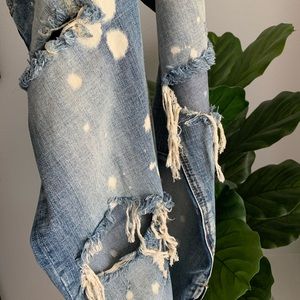 DISTRESSED/BLEACHED JEANS